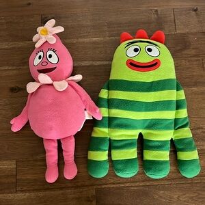 Yo Gabba Gabba
Brobee plush 24”
Foofa plush 24”
